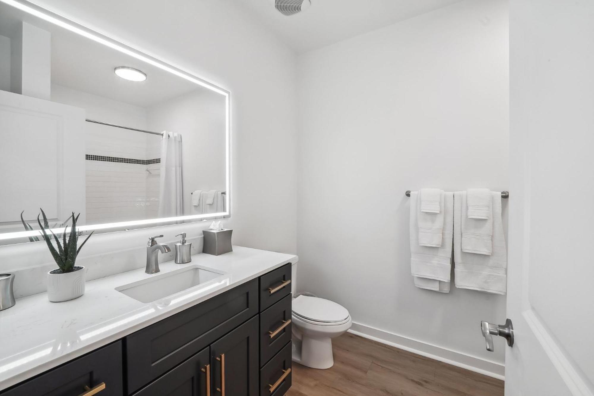 Premium Apartments And Studios At Midtown 205 In Шарлът Екстериор снимка