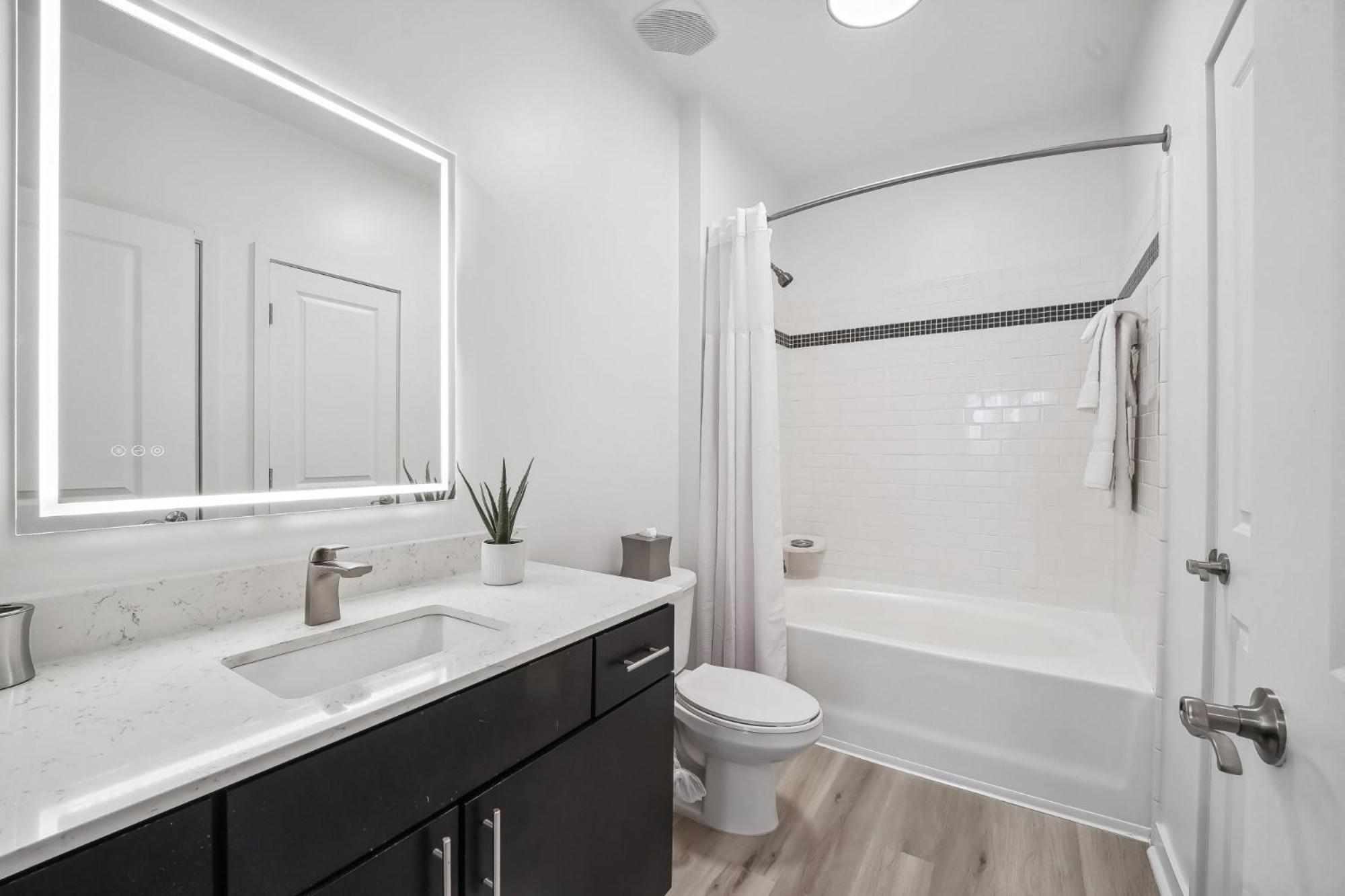 Premium Apartments And Studios At Midtown 205 In Шарлът Екстериор снимка