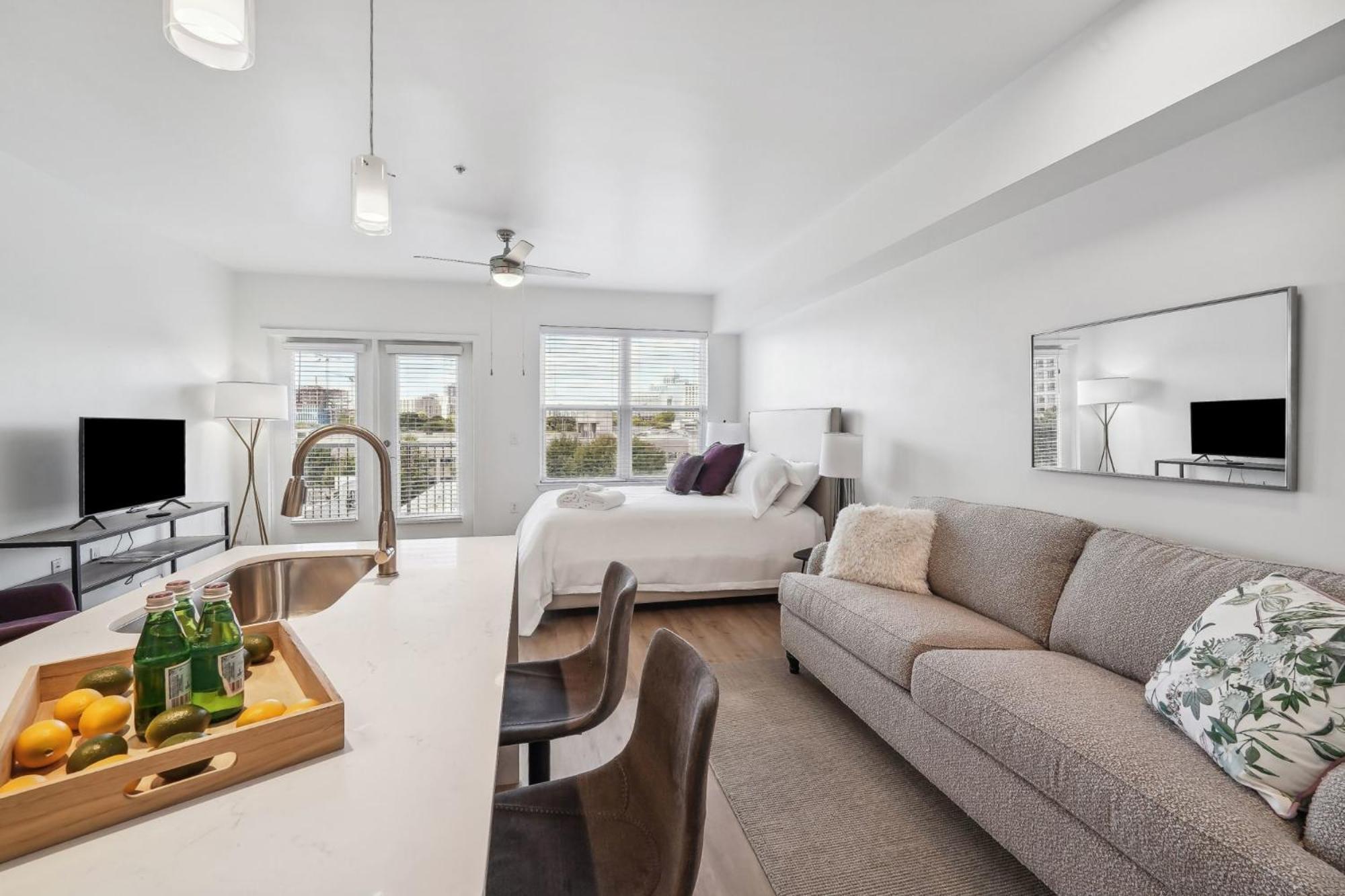 Premium Apartments And Studios At Midtown 205 In Шарлът Екстериор снимка