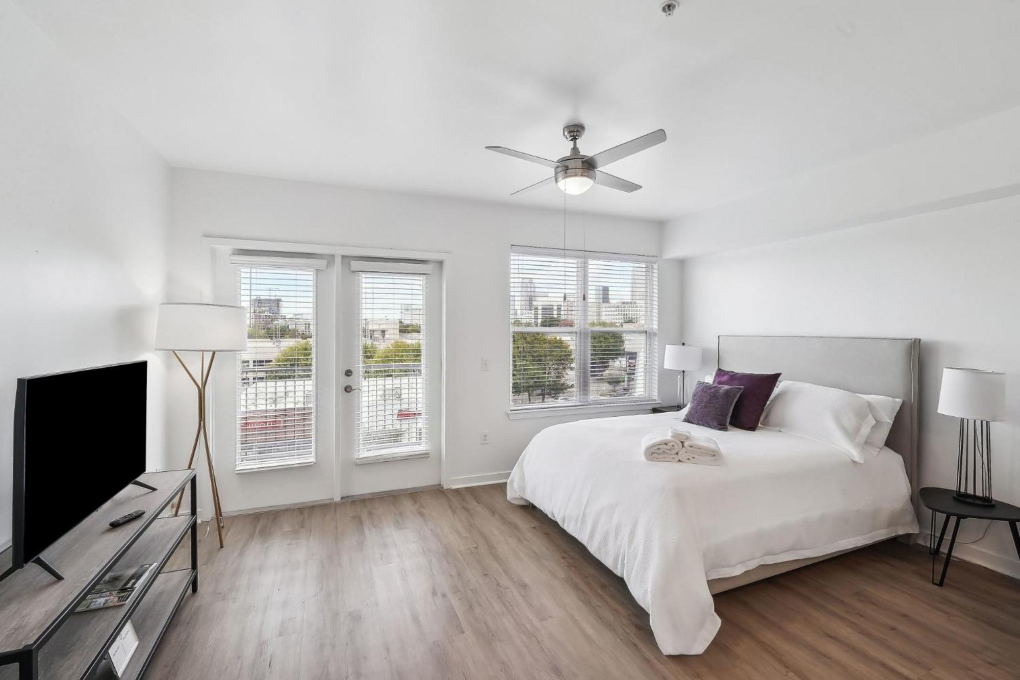 Premium Apartments And Studios At Midtown 205 In Шарлът Екстериор снимка