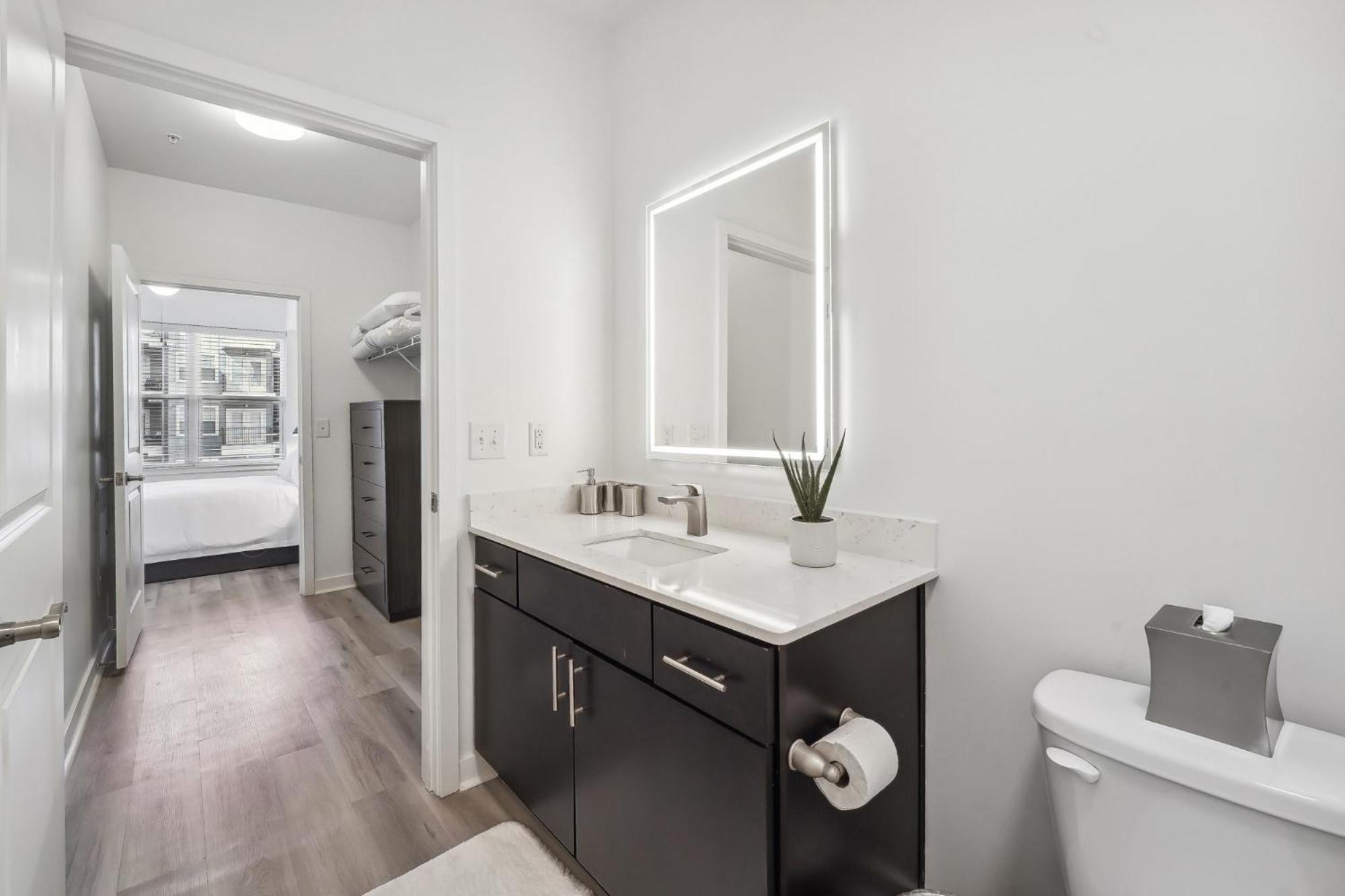Premium Apartments And Studios At Midtown 205 In Шарлът Екстериор снимка