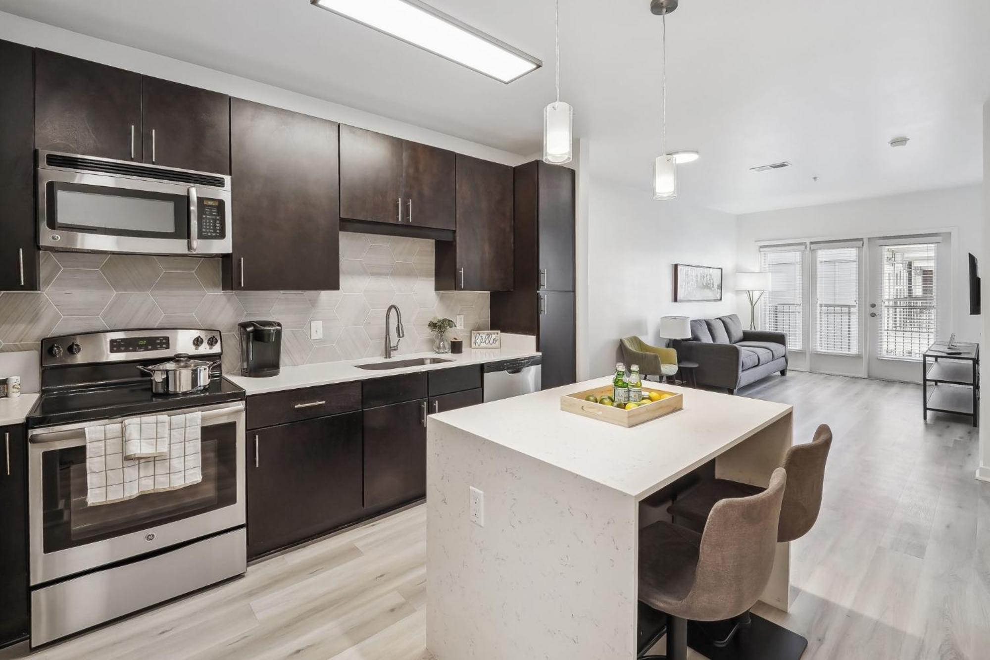 Premium Apartments And Studios At Midtown 205 In Шарлът Екстериор снимка