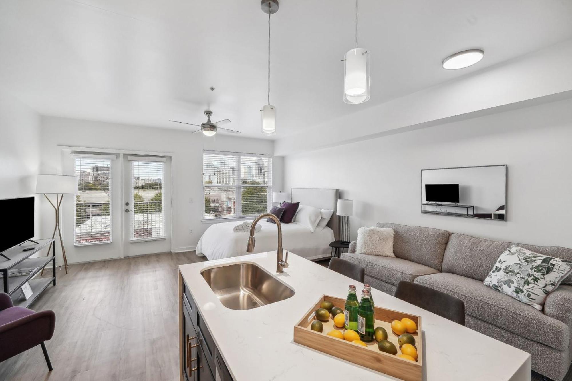 Premium Apartments And Studios At Midtown 205 In Шарлът Екстериор снимка