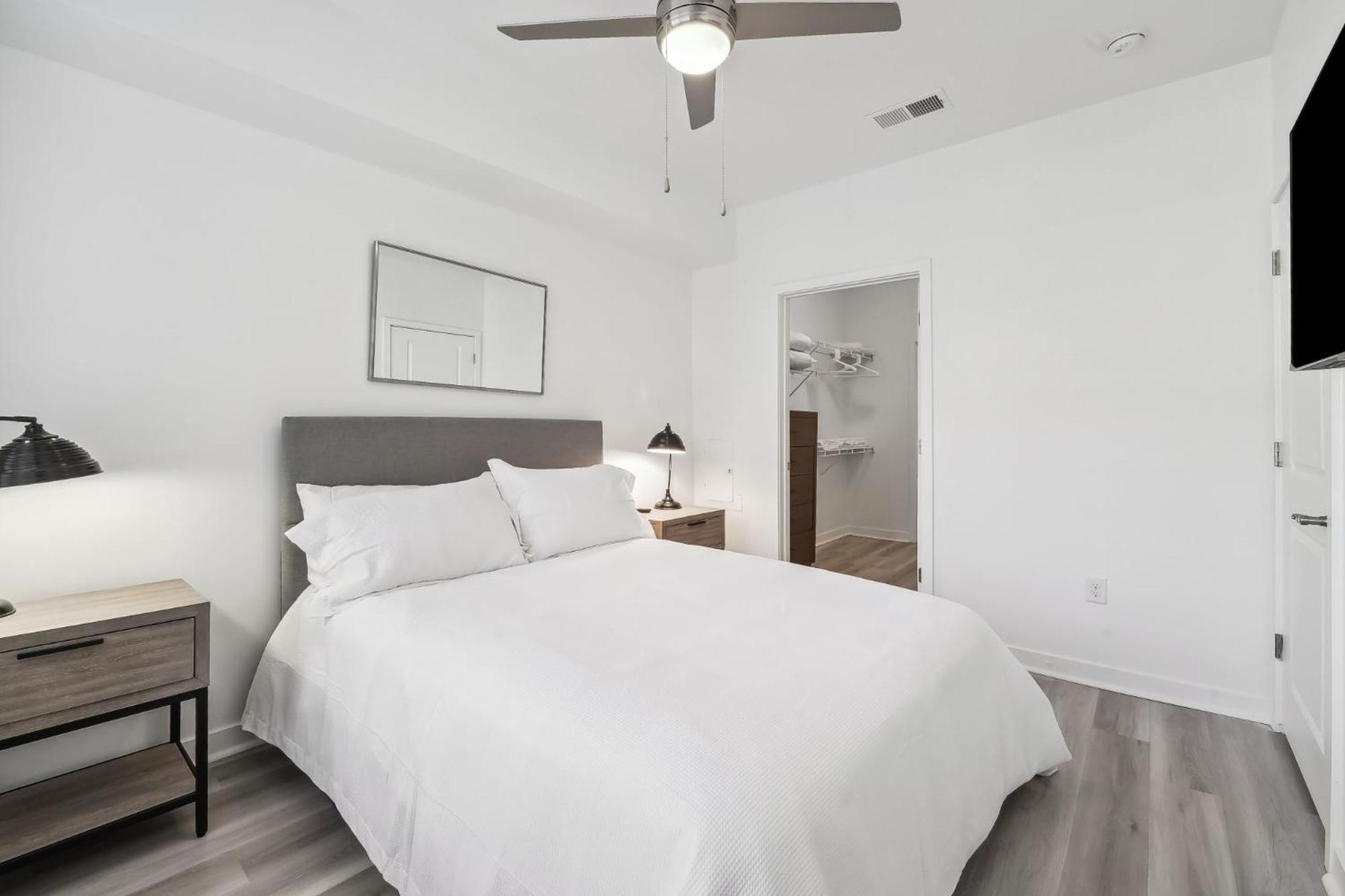 Premium Apartments And Studios At Midtown 205 In Шарлът Екстериор снимка
