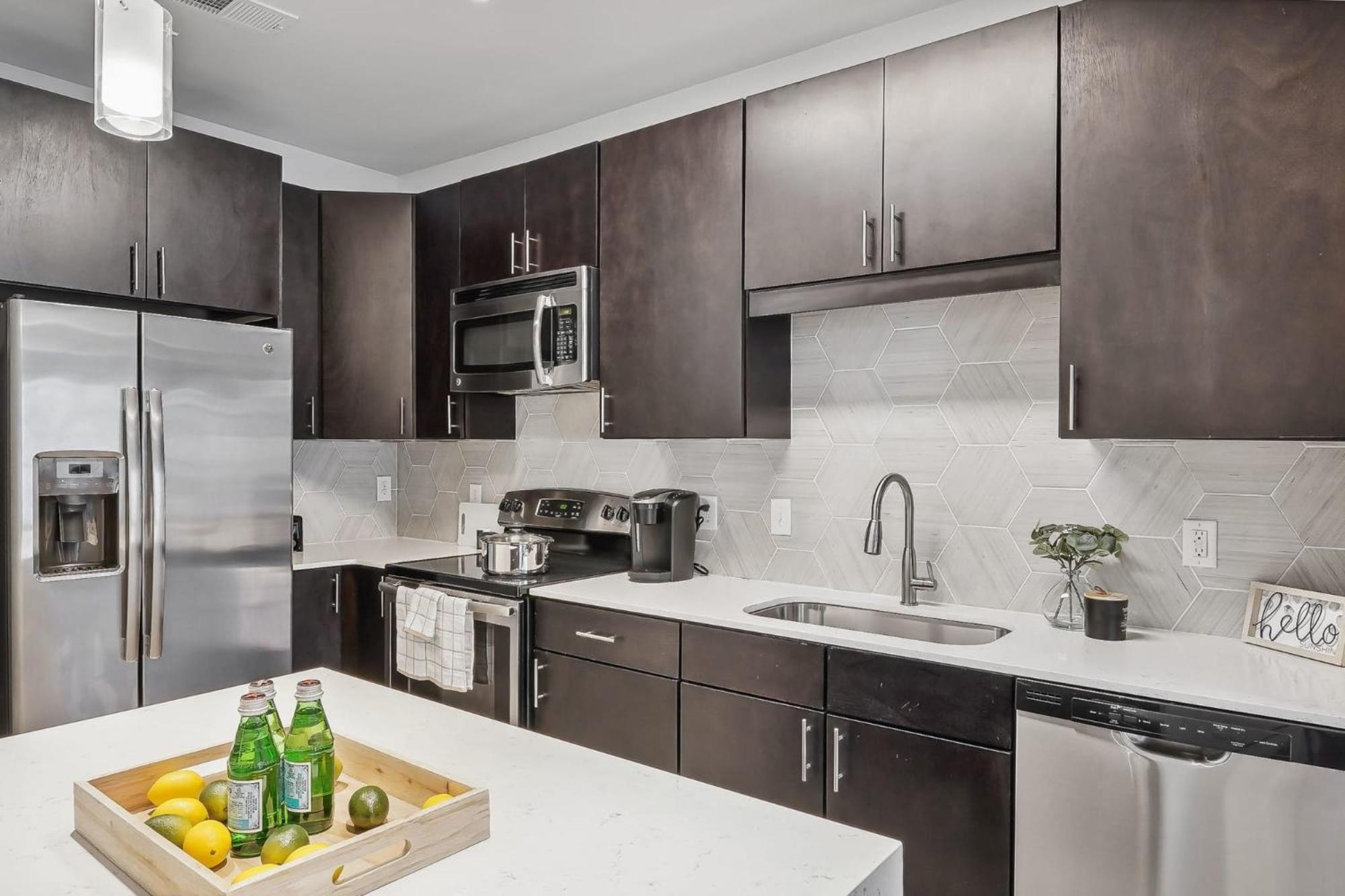 Premium Apartments And Studios At Midtown 205 In Шарлът Екстериор снимка